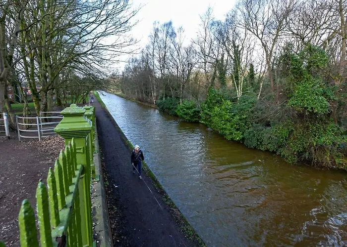 Pillo Rooms - Spacious Cosy 2 Bedroom House By Bridgewater Canal